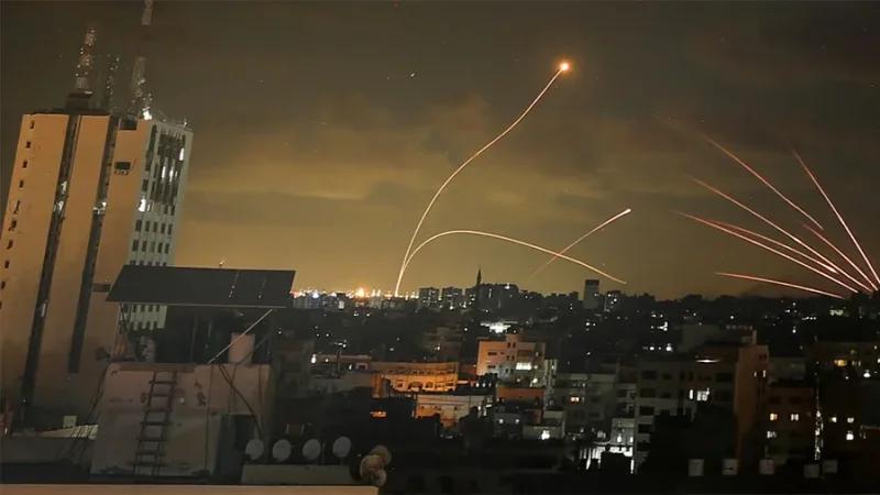 إصابة 7 أشخاص إثر سقوط صاروخ إيراني في القدس