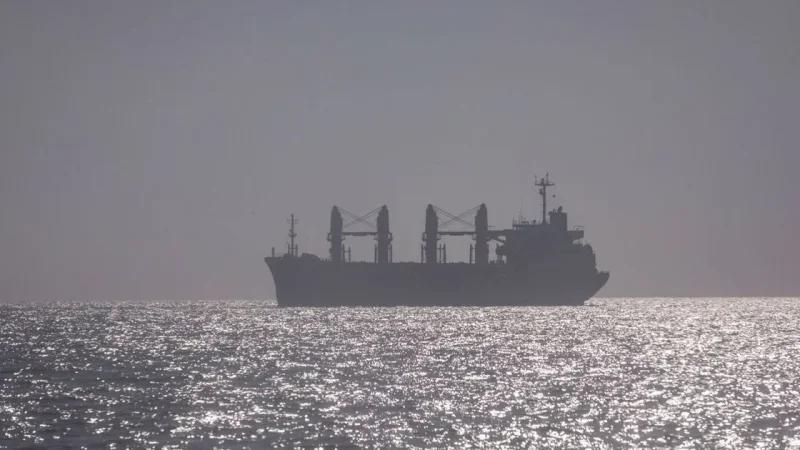 اشتعال النيران في ناقلة ترفع العلم الروسي ومصير طاقمها مجهول