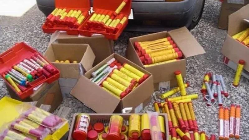 كانت ستُستعمل في مقابلة رياضية.. حجز كميات من الشماريخ