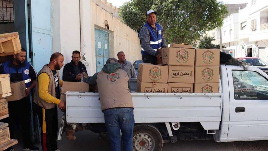 القيروان: توزيع قفة رمضان والطرود الغذائية على العائلات محدودة الدخل