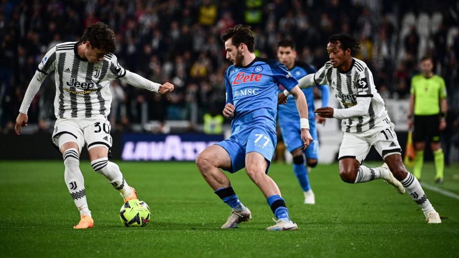 نابولي يقترب من لقب الدوري الإيطالي بفوزه على جوفنتوس