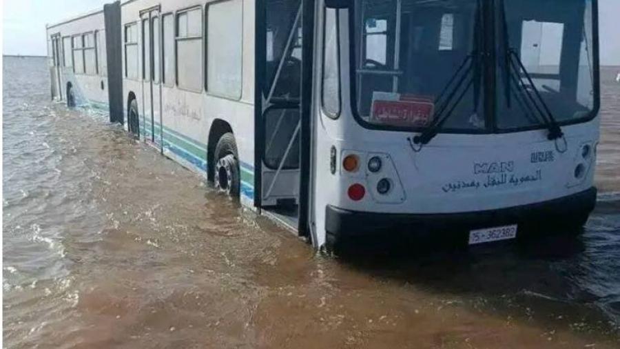 مدنين: إجلاء مصطافين وإزاحة سيارات وحافلات بعد تمدّد البحر نحو اليابسة