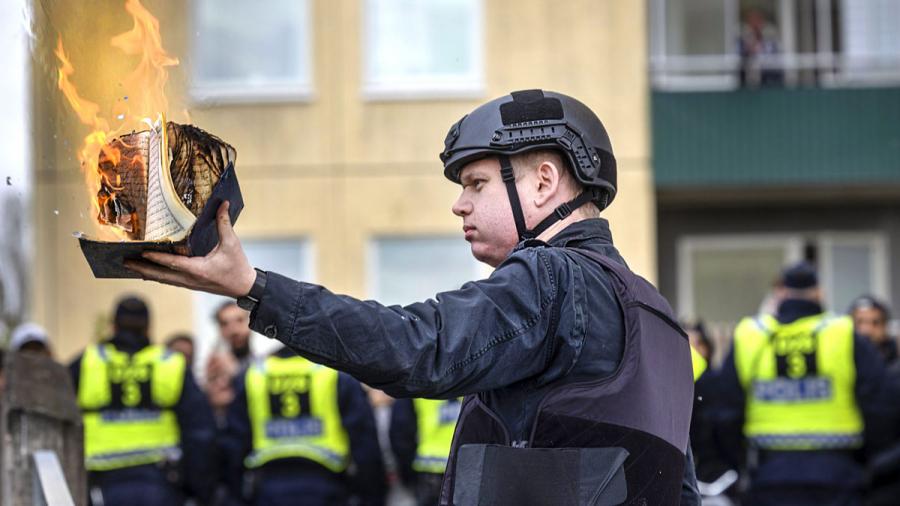 Suède-Un manifestant brûle un exemplaire du Coran