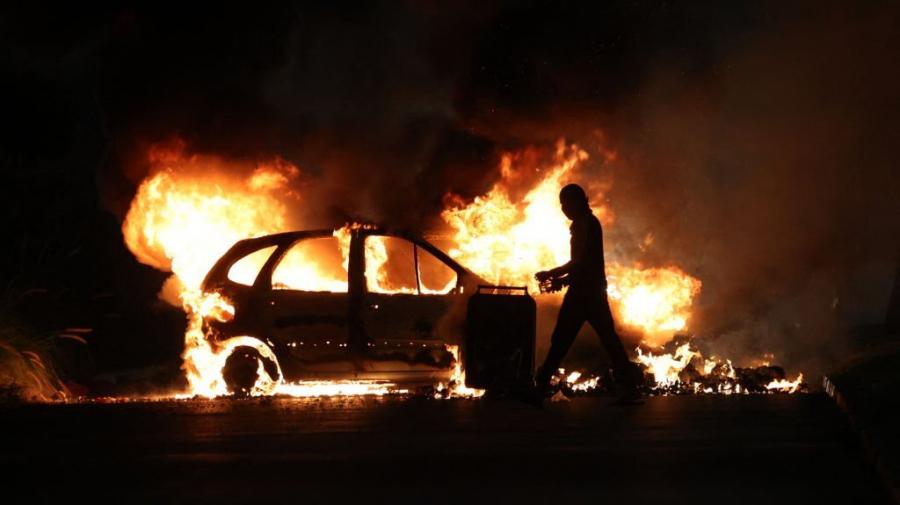 France: Quatrième nuit de tensions, le gouvernement durcit le ton