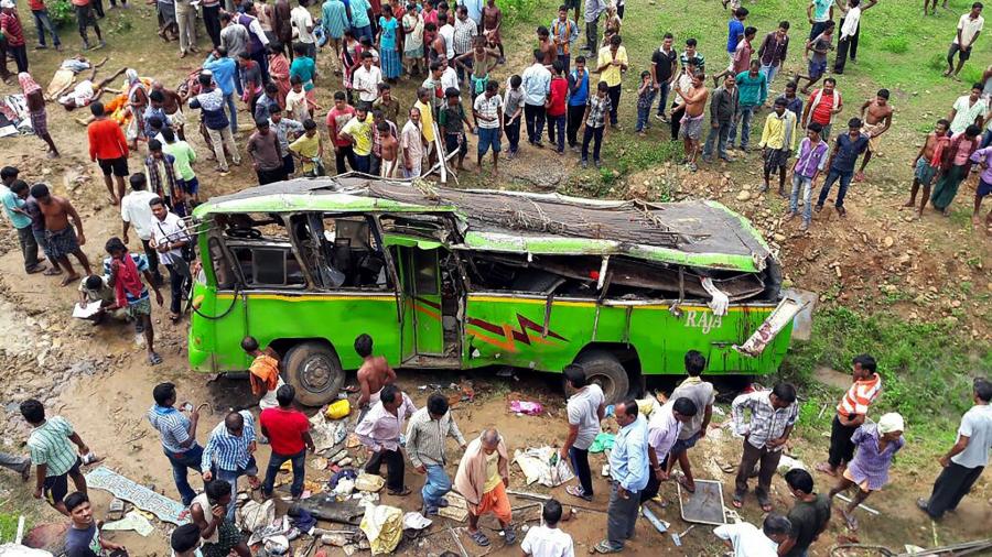 Inde: un bus plonge d'un pont, au moins 21 morts