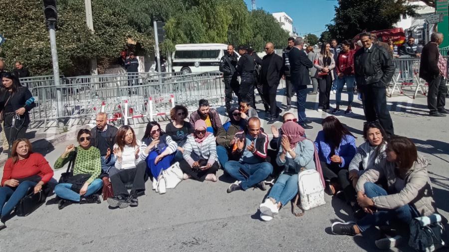 Les journalistes en sit-in devant le Parlement