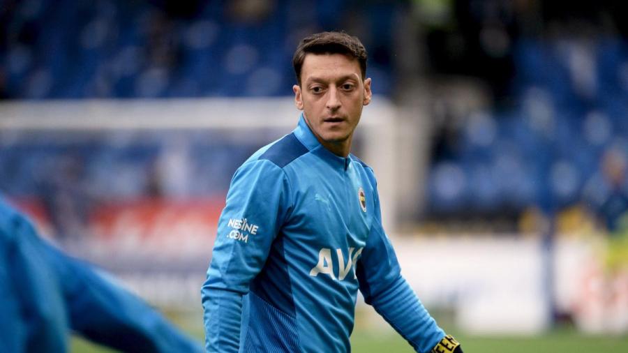 Mesut Ozil annonce sa retraite du football professionnel 