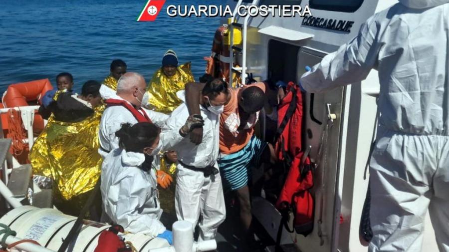 Plus de mille migrants débarquent en Italie 
