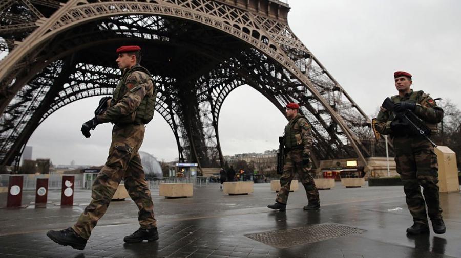 La tour Eiffel évacuée...les démineurs sur place