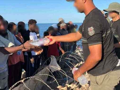 Tunisia – National Guard distributes urgent aid to migrants stranded on Tunisian-Libyan border