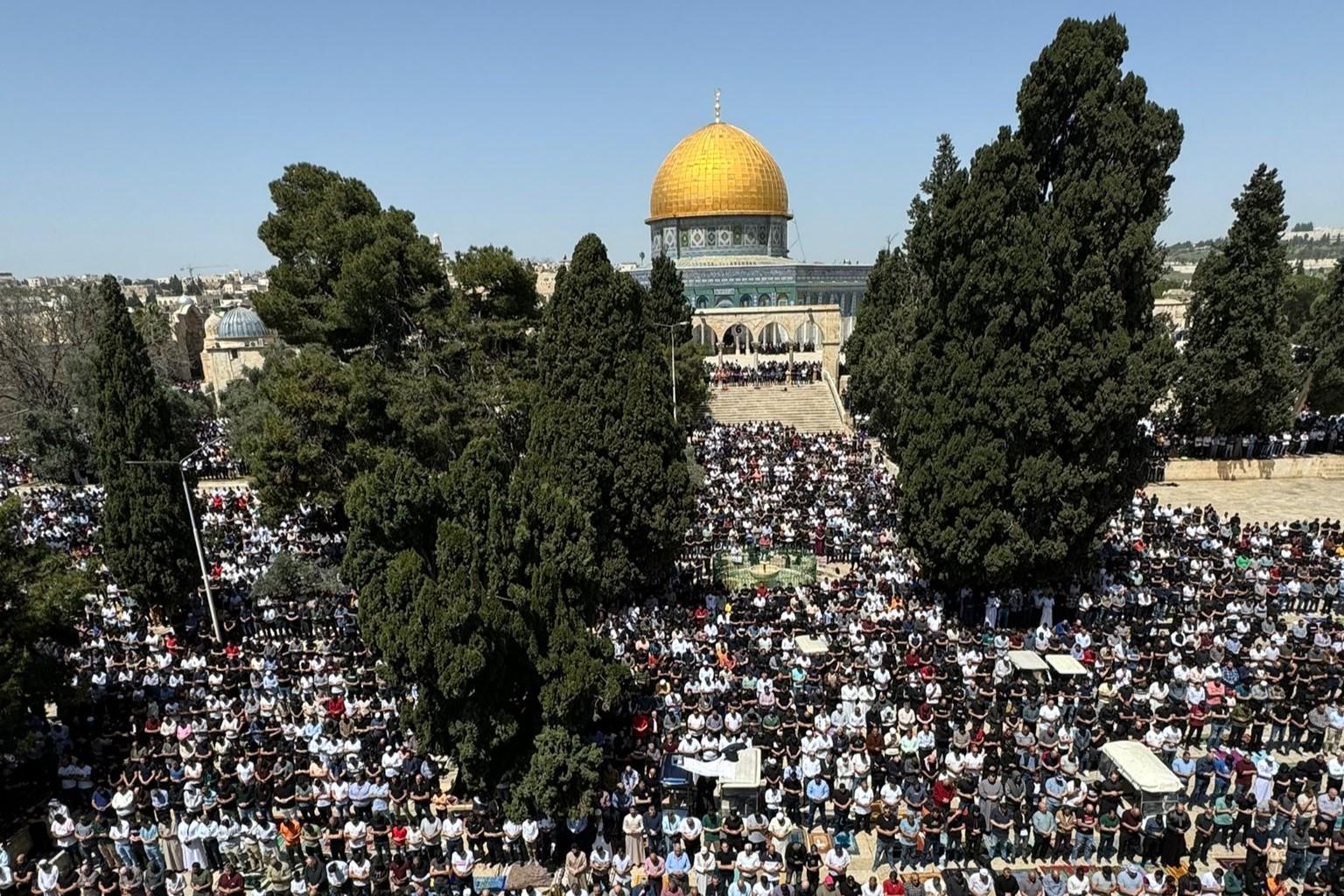 Despite “restrictions”, 45 thousand faithful perform Friday prayers in Al Aqsa