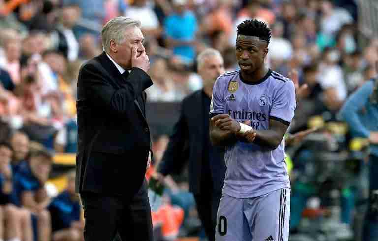 Racisme dans les stades de foot: “c’est le bon moment pour prendre des mesures drastiques”, insiste Ancelotti