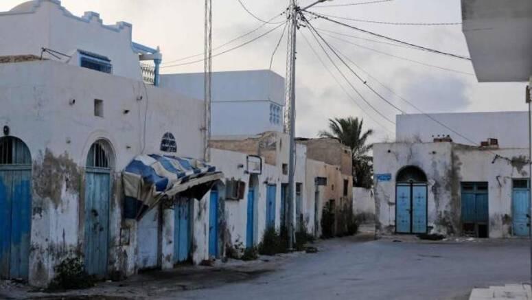 مدنين: وقفة احتجاجيّة لمتساكني الحارة الكبيرة من اليهود احتجاجا على نقل جثمان ضحية حادثة جربة دون المرور به من حيّه
