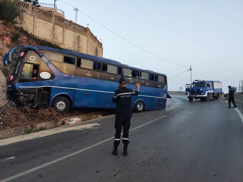 طبرقة: انزلاق حافلة سياحية وارتطامها بمنحدر