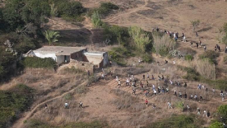 المغرب.. تطورات جديدة في حادثة محاولة اقتحام مهاجرين لمدينة سبتة والحرس الإسباني يتصدى بشراسة