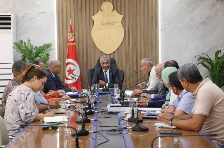 جلسة عمل بمقر وزارة الشباب والرياضة حول متابعة مشروع المدينة الرياضية بصفاقس وملعب الطيب المهيري