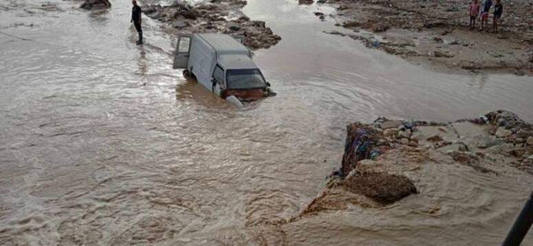 القصرين: إنقاذ مواطن على متن سيارة جرفها فيضان وادي بوحيّة والمعتمد الأول يحذّر من المجازفة بقطع الأوديةvideo