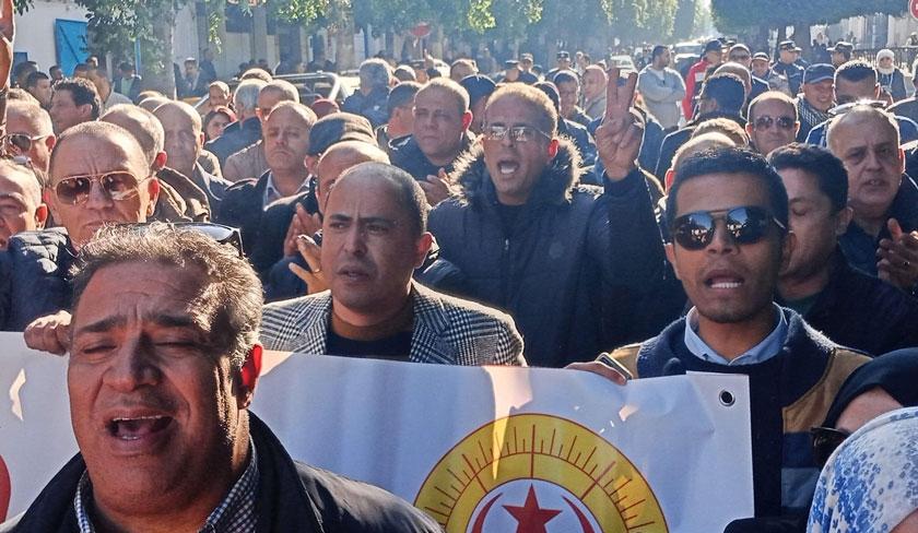 Les instituteurs organisent une manifestation devant le ministère de l'Éducation