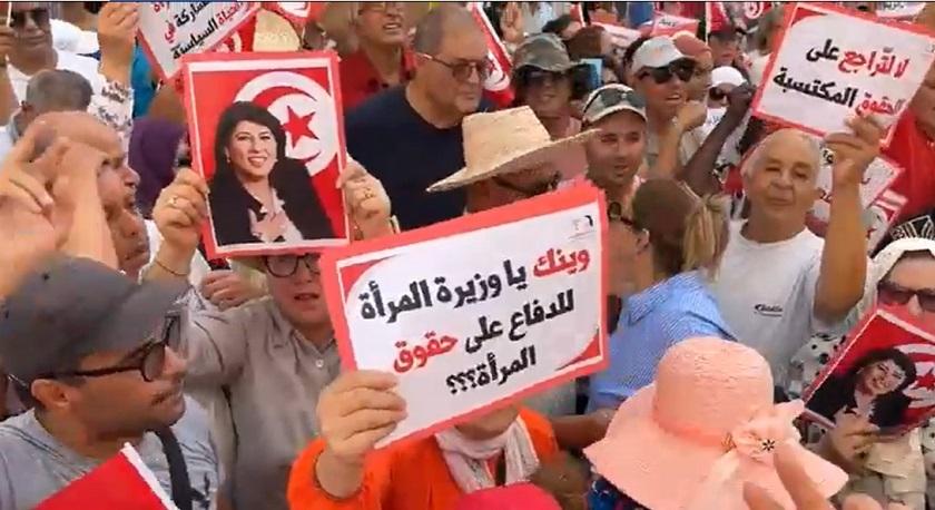 Les militants du PDL manifestent devant le siège du ministère de la Femme