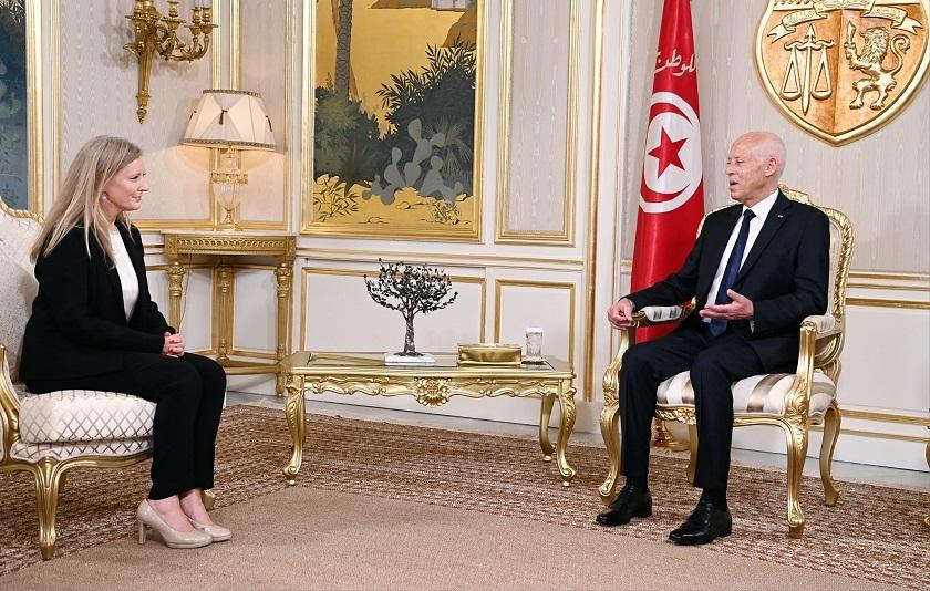 Kaïs Saïed reçoit l'ambassadrice du Royaume-Uni à l'occasion de la fin de sa mission en Tunisie