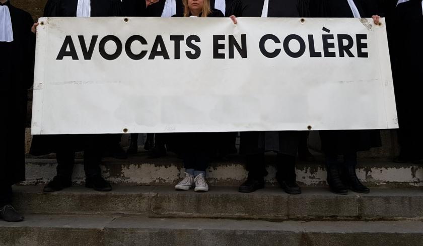 Les avocats manifestent devant les tribunaux tunisiens