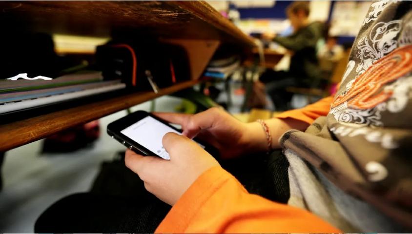 Omar Nasr : il faut interdire l'utilisation des smartphones dans les salles de classe