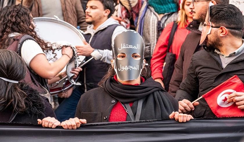 Le Réseau tunisien des droits et libertés manifeste pour alerter sur le recul démocratique