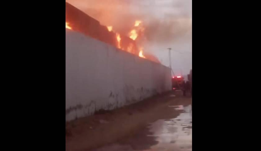 En vidéo : incendie dans une usine de bois à Sfax