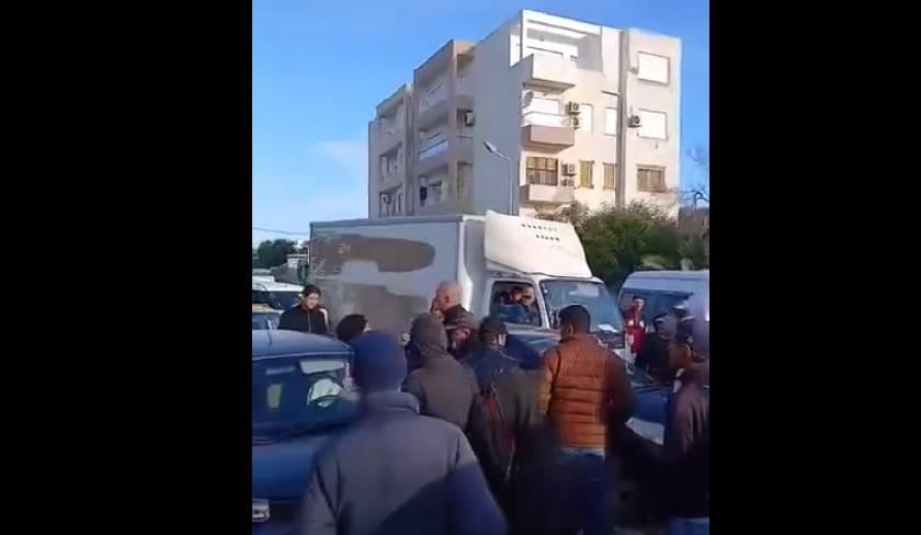 Raoued : les habitants bloquent la route pour protester contre le manque de transport