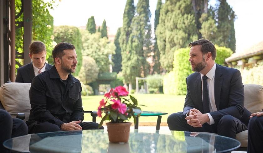 À Rome, Zelensky échange avec Vance à la veille d'un appel clé entre Trump et Poutine