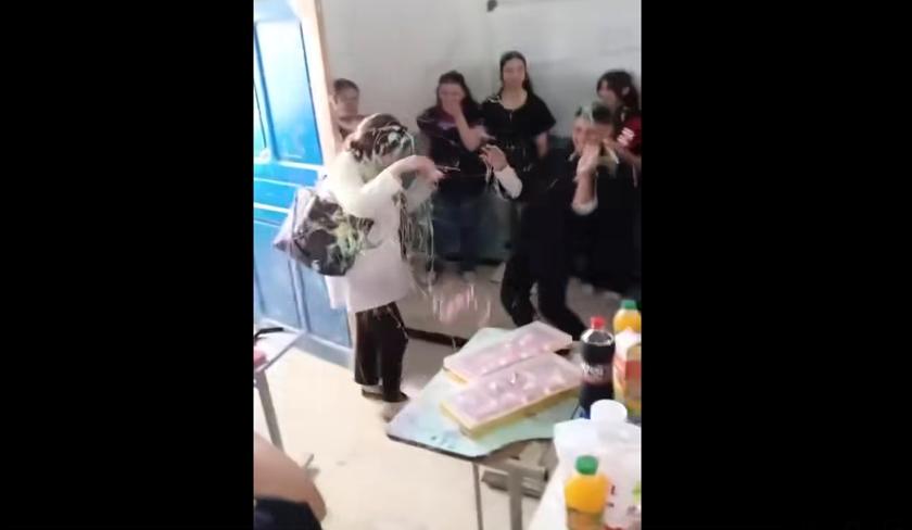 Une professeure de français brise le silence après une vague d'attaques sur les réseaux