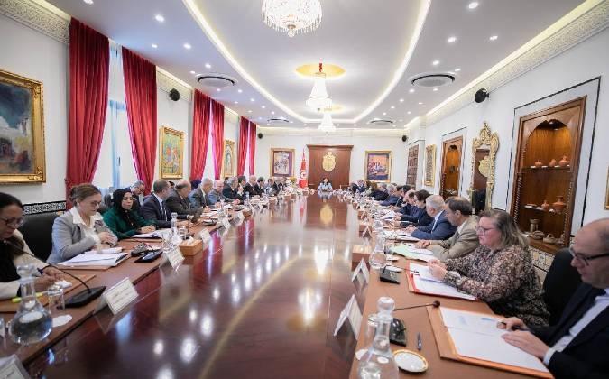 Le gouvernement planche sur son programme économique et social