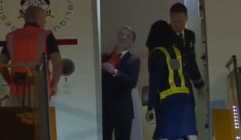 Macron agressé par Brigitte ou moment de complicité ' La vidéo qui affole les réseaux