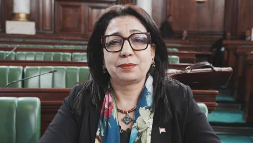 Selon une élue, on déguise les prêts en programmes de lutte contre l'analphabétisme