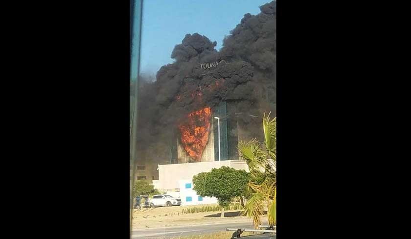 En photos - Un incendie se déclare au siège de la banque Zitouna au Kram