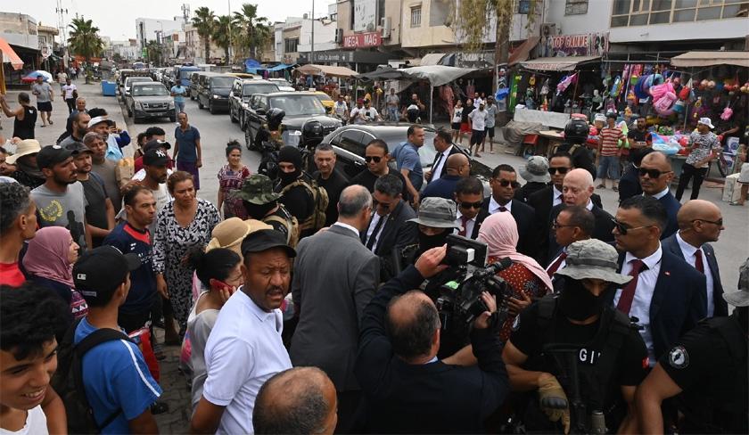 Saïed s'offre un bain de foule et affirme qu'il n'y aura aucun retour en arrière