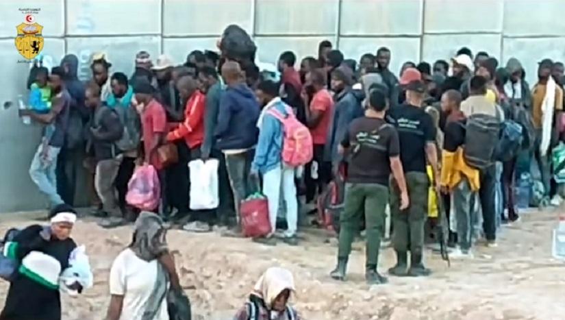 Tunisie-Libye : les migrants bloqués sur les frontières transférés vers des refuges