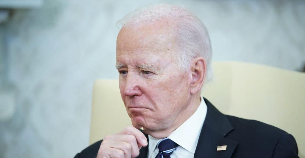 Le Président américain Joe Biden réagit violemment à la baisse de sa popularité liée à...