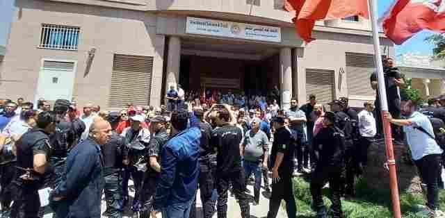 Tunisie – Un sit-in d’Abir Moussi qui lui vaut une plainte de l’UGTT