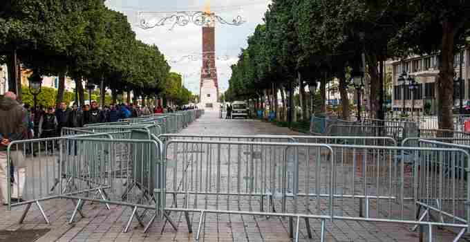 Tunisie – Les cafetiers appellent à la levée des barrières de sécurité à l’avenue Bourguiba