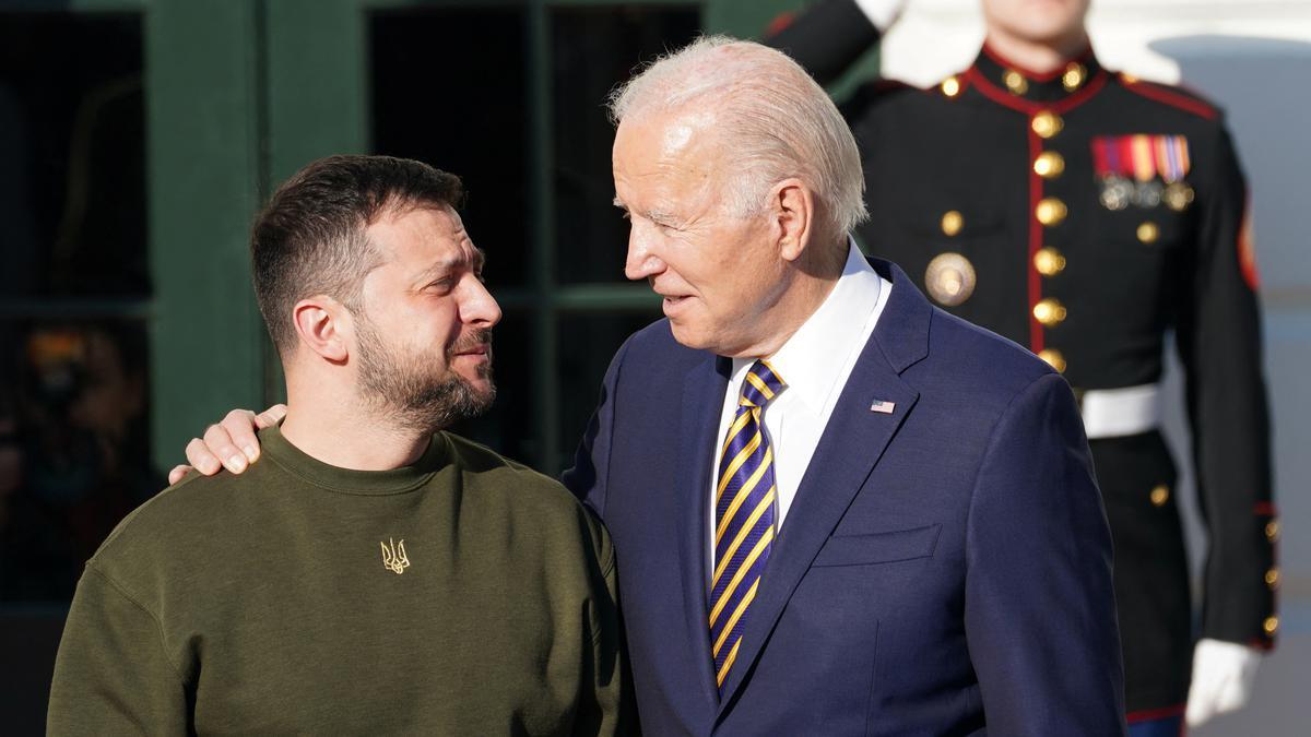 Ukraine : Biden descend dans l’arène de Poutine, place aux bombes à sous-munitions