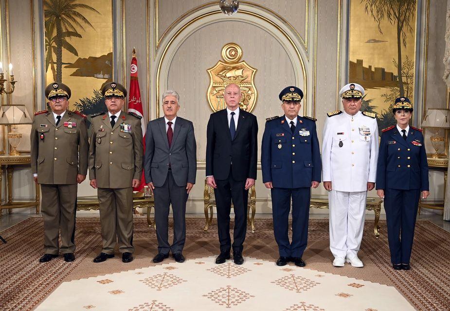 Fête de l’Évacuation: Kais Saied décore des cadres et agents appartenant aux divers corps des...