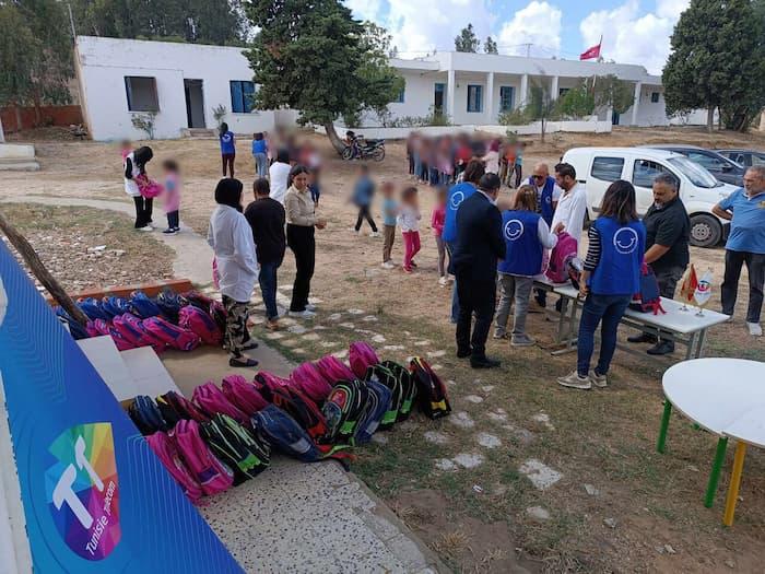 Tunisie Telecom: Distribution des fournitures scolaires aux élèves de l’école Sidi Salem a Sajnen (Photos)