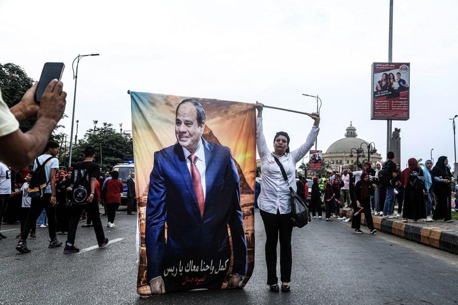 Egypte : ils manifestent pour un 3e mandat, contents d’al-Sissi, de l’inflation de 40%, de...