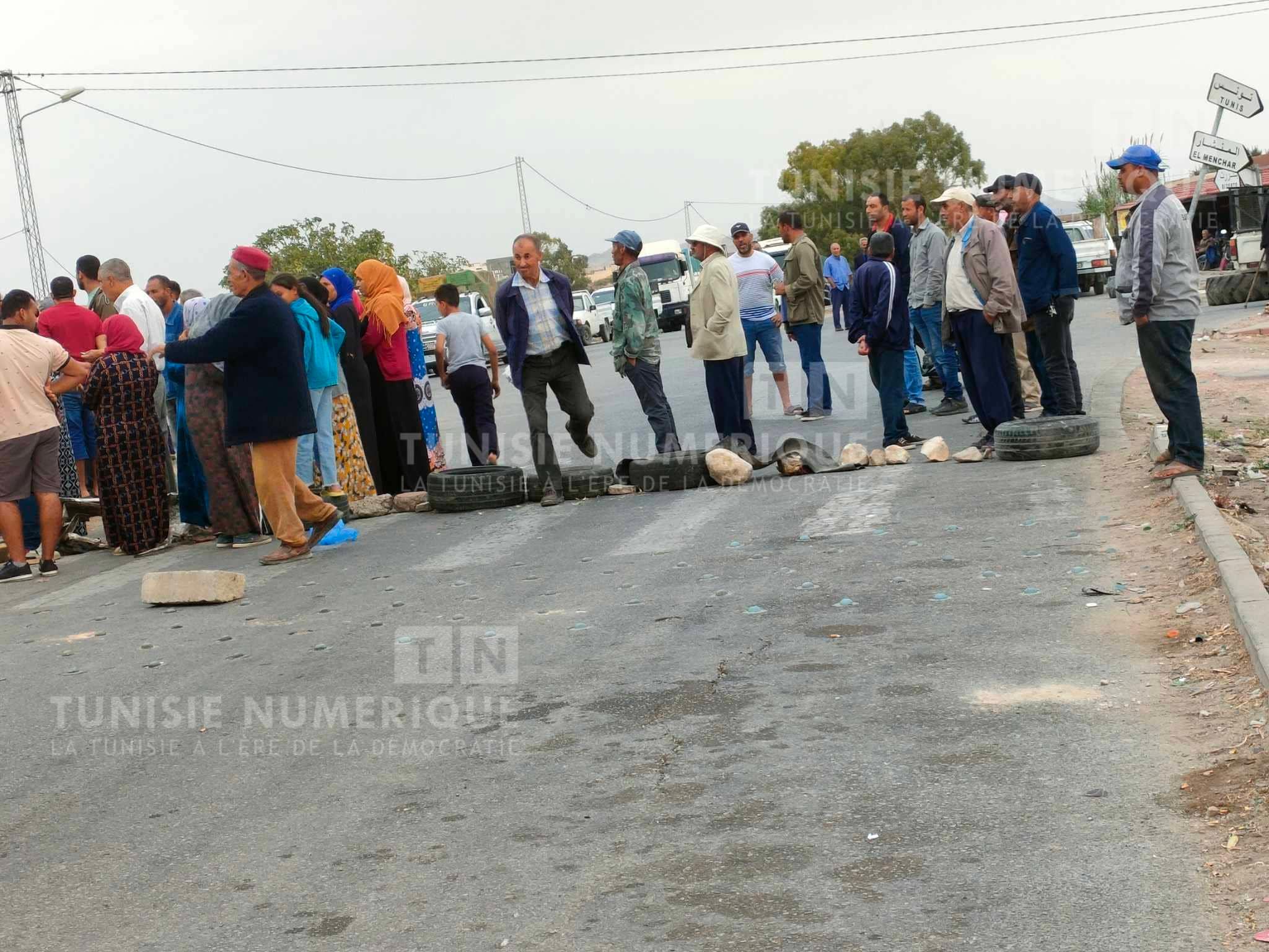 Privés d’eau potable, des citoyens bloquent la route reliant Béja à Bizerte [Photos]