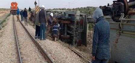 Tunisie – Gafsa : Tentatives de remettre sur rails des wagons de transport de phosphate qui...