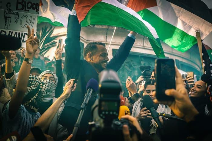 France – Assemblée Nationale: Un député brandit un drapeau palestinien exclu 15 jours