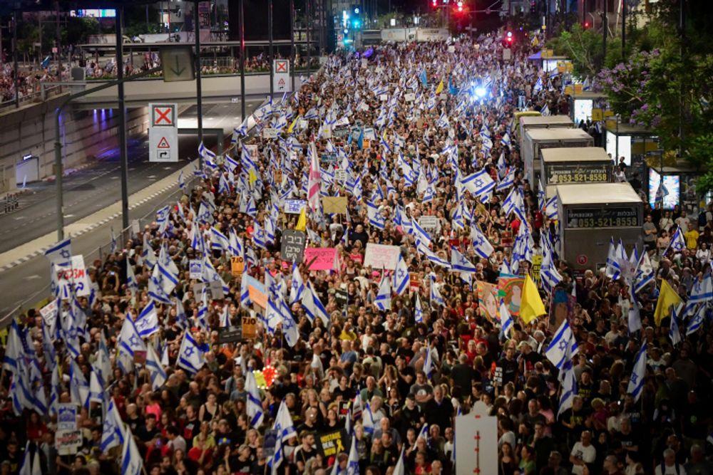 Israël : 120 000 manifestants pour exiger l’arrêt de la guerre, un record depuis le...