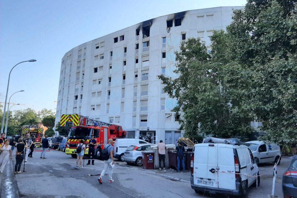 France : 3 individus auraient incendié un immeuble à Nice, 7 personnes dont 3 enfants...