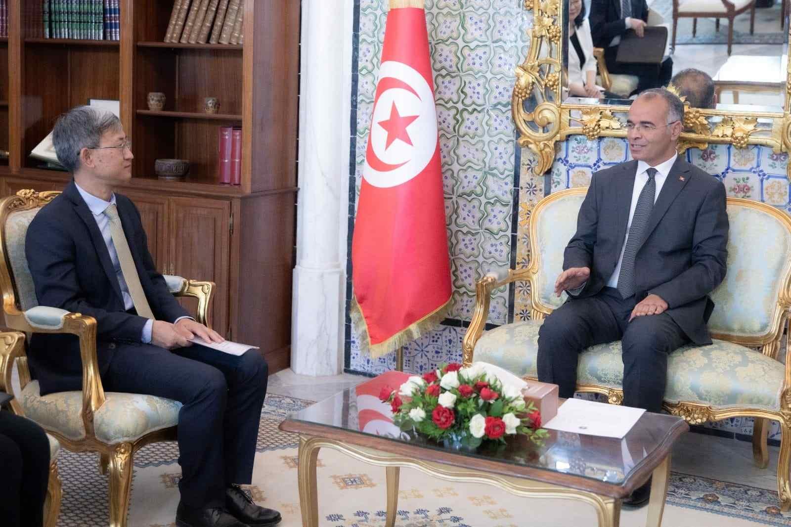 Le chef du gouvernement reçoit l’ambassadeur de la République populaire de Chine en Tunisie